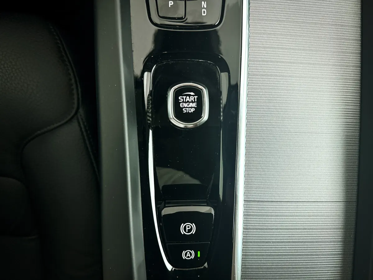 B4 Essential Edition | Parkeercamera | Stoel- en stuurverwarming | Trekhaak | Getint glas