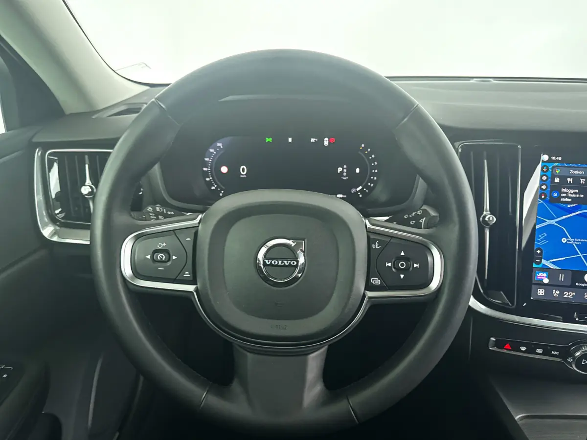 B4 Essential Edition | Parkeercamera | Stoel- en stuurverwarming | Trekhaak | Getint glas