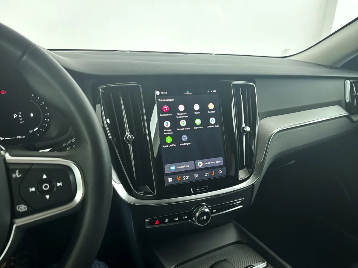 B4 Essential Edition | Parkeercamera | Stoel- en stuurverwarming | Trekhaak | Getint glas