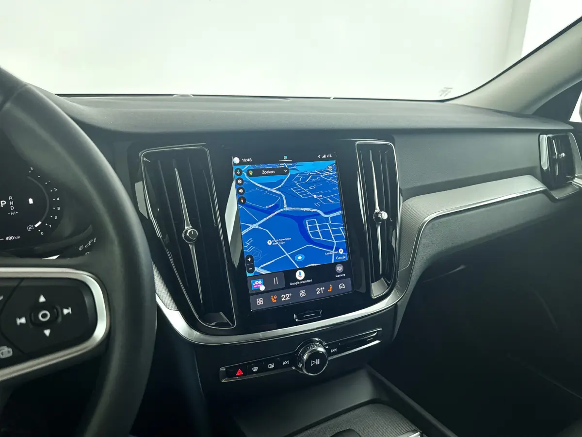 B4 Essential Edition | Parkeercamera | Stoel- en stuurverwarming | Trekhaak | Getint glas
