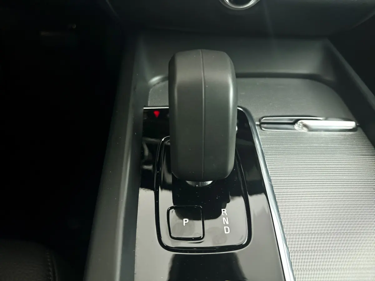 B4 Essential Edition | Parkeercamera | Stoel- en stuurverwarming | Trekhaak | Getint glas