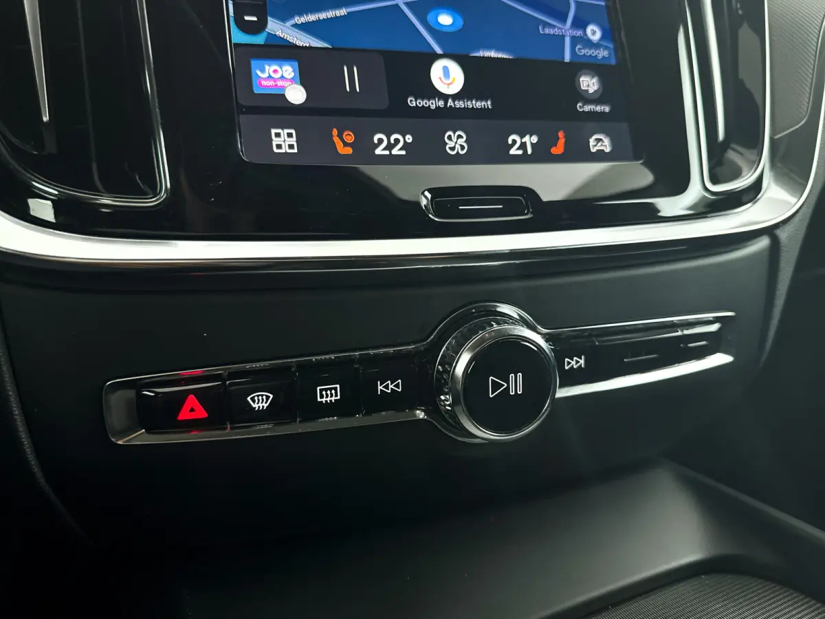 B4 Essential Edition | Parkeercamera | Stoel- en stuurverwarming | Trekhaak | Getint glas