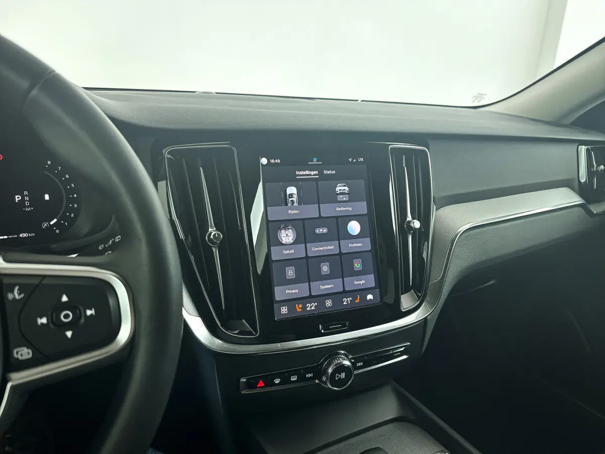 B4 Essential Edition | Parkeercamera | Stoel- en stuurverwarming | Trekhaak | Getint glas