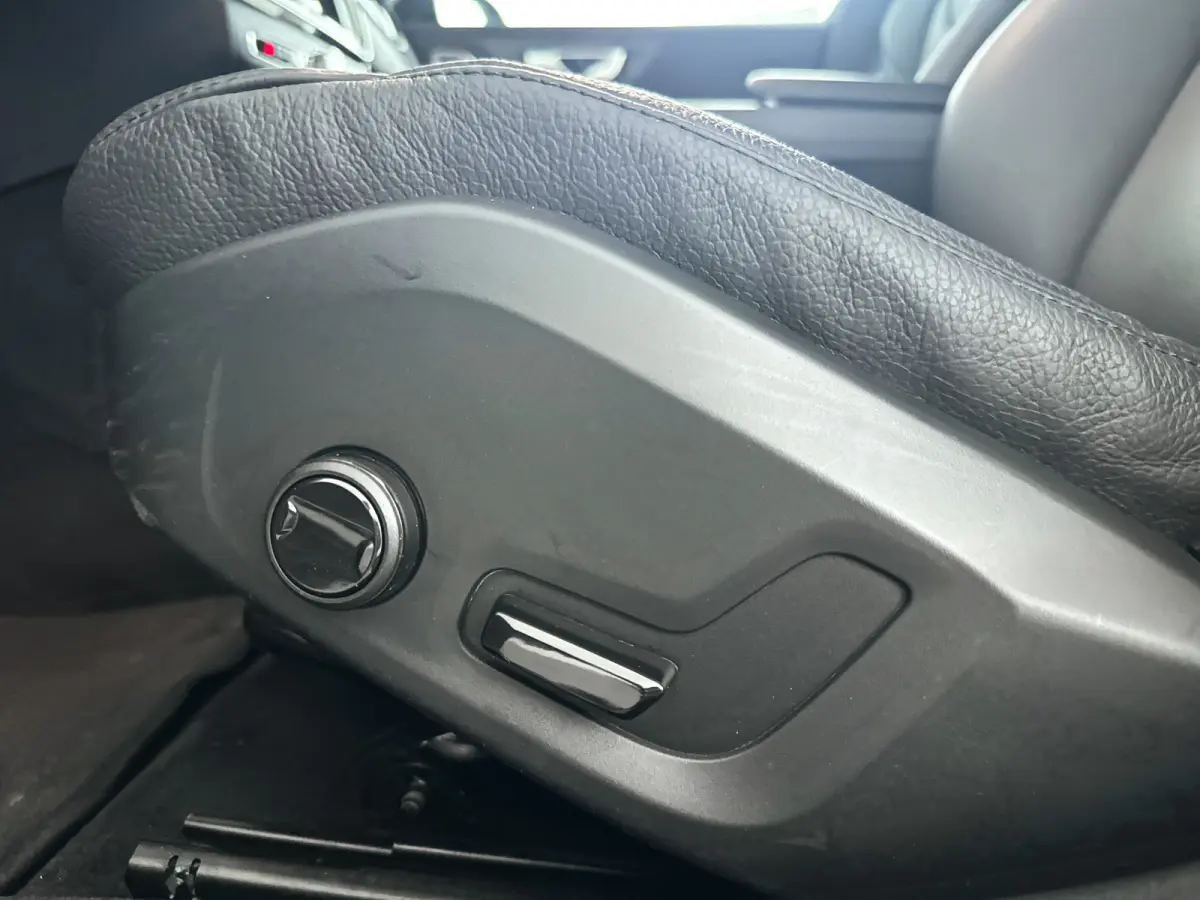 B4 Essential Edition | Parkeercamera | Stoel- en stuurverwarming | Trekhaak | Getint glas