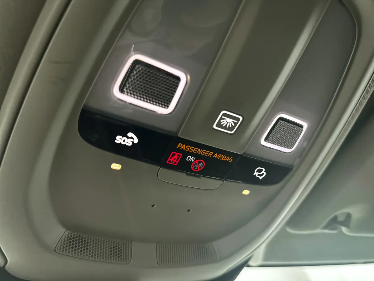 B4 Essential Edition | Parkeercamera | Stoel- en stuurverwarming | Trekhaak | Getint glas