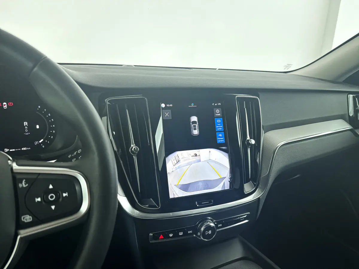 B4 Essential Edition | Parkeercamera | Stoel- en stuurverwarming | Trekhaak | Getint glas