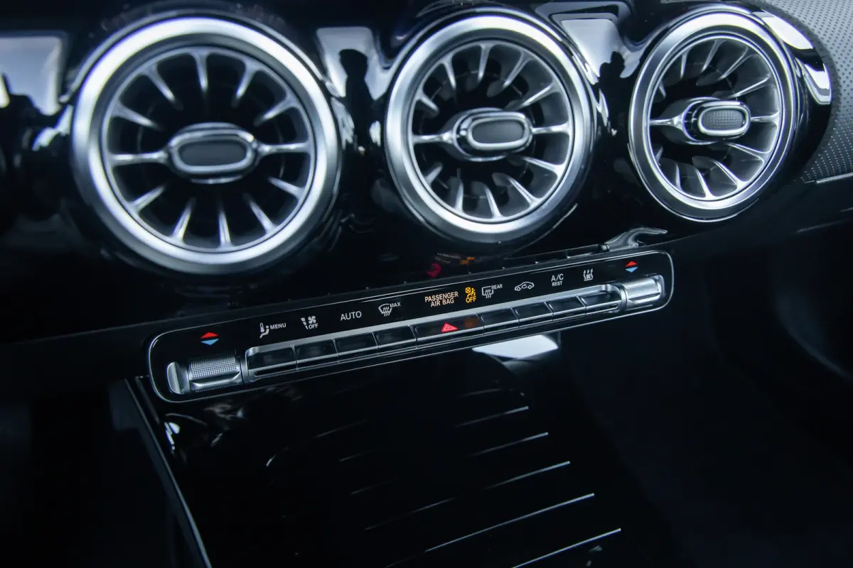 250 e Business Solution Luxury Limited | Panoramadak | Camera | Cruise adaptief | Matrix LED | Voorstoelen verwarmd | NL-auto! | Achteruitrijcamera | Cruise control adaptief met Stop&Go en s