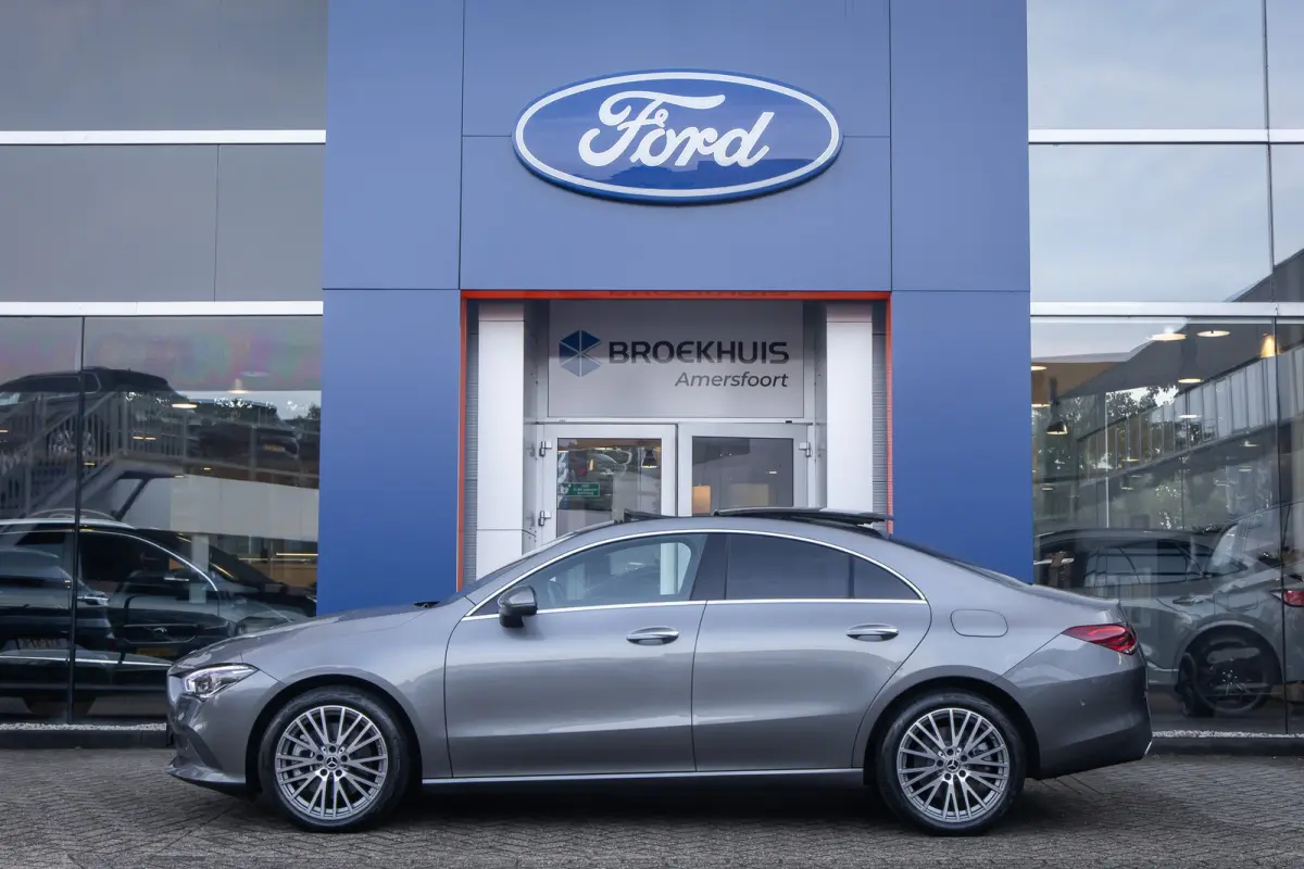 250 e Business Solution Luxury Limited | Panoramadak | Camera | Cruise adaptief | Matrix LED | Voorstoelen verwarmd | NL-auto! | Achteruitrijcamera | Cruise control adaptief met Stop&Go en s