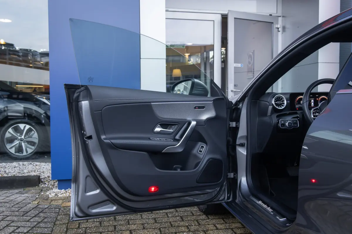 250 e Business Solution Luxury Limited | Panoramadak | Camera | Cruise adaptief | Matrix LED | Voorstoelen verwarmd | NL-auto! | Achteruitrijcamera | Cruise control adaptief met Stop&Go en s