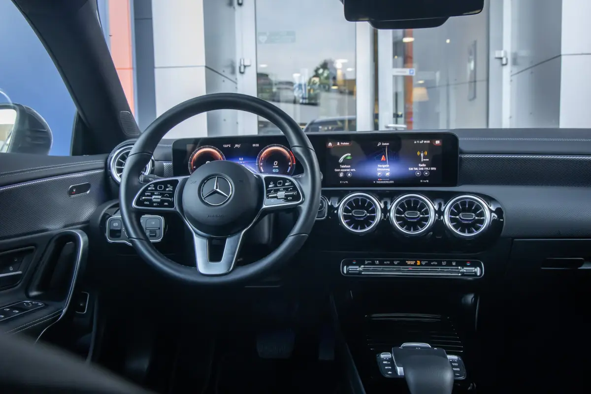 250 e Business Solution Luxury Limited | Panoramadak | Camera | Cruise adaptief | Matrix LED | Voorstoelen verwarmd | NL-auto! | Achteruitrijcamera | Cruise control adaptief met Stop&Go en s