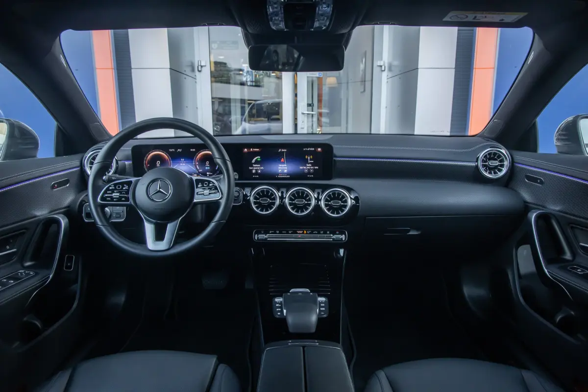 250 e Business Solution Luxury Limited | Panoramadak | Camera | Cruise adaptief | Matrix LED | Voorstoelen verwarmd | NL-auto! | Achteruitrijcamera | Cruise control adaptief met Stop&Go en s