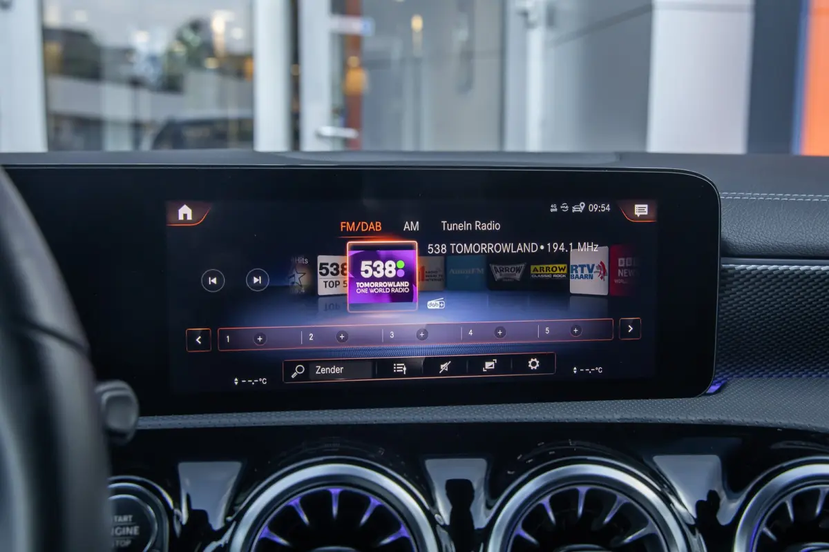 250 e Business Solution Luxury Limited | Panoramadak | Camera | Cruise adaptief | Matrix LED | Voorstoelen verwarmd | NL-auto! | Achteruitrijcamera | Cruise control adaptief met Stop&Go en s