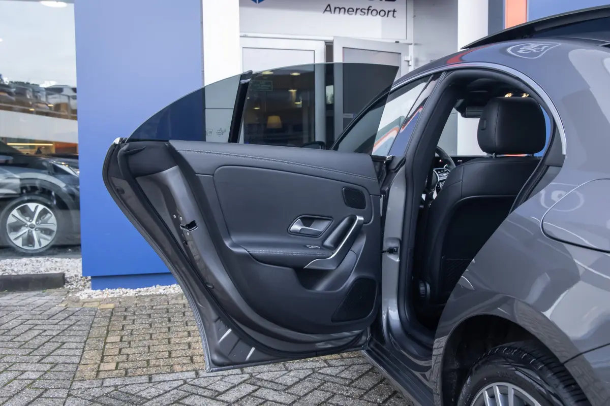 250 e Business Solution Luxury Limited | Panoramadak | Camera | Cruise adaptief | Matrix LED | Voorstoelen verwarmd | NL-auto! | Achteruitrijcamera | Cruise control adaptief met Stop&Go en s