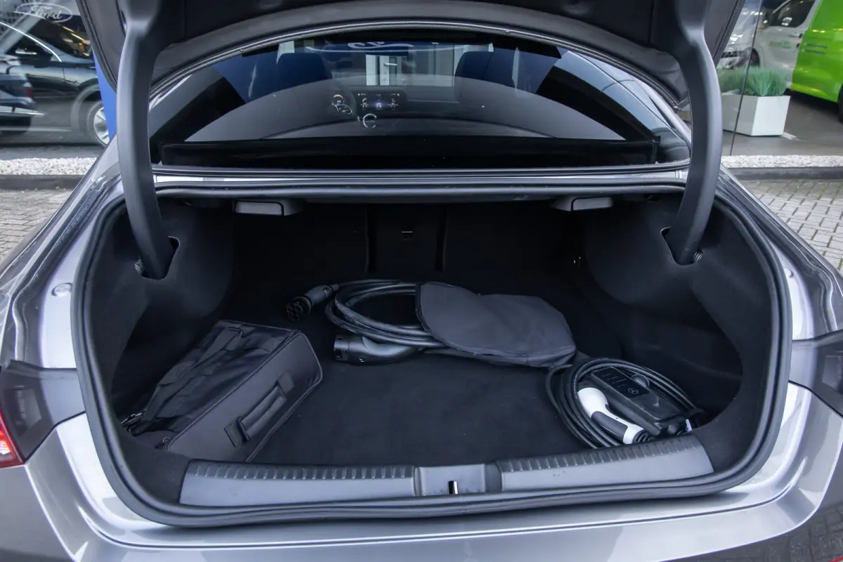 250 e Business Solution Luxury Limited | Panoramadak | Camera | Cruise adaptief | Matrix LED | Voorstoelen verwarmd | NL-auto! | Achteruitrijcamera | Cruise control adaptief met Stop&Go en s