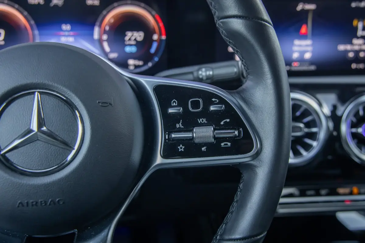 250 e Business Solution Luxury Limited | Panoramadak | Camera | Cruise adaptief | Matrix LED | Voorstoelen verwarmd | NL-auto! | Achteruitrijcamera | Cruise control adaptief met Stop&Go en s