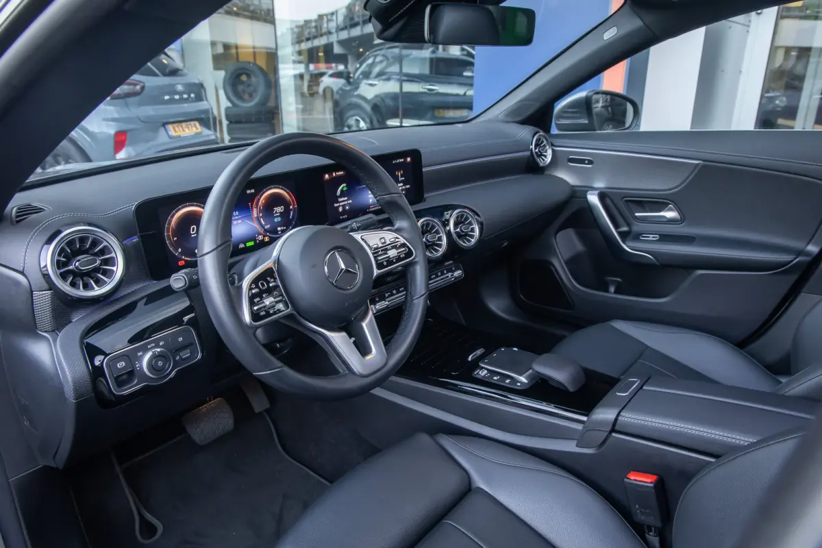 250 e Business Solution Luxury Limited | Panoramadak | Camera | Cruise adaptief | Matrix LED | Voorstoelen verwarmd | NL-auto! | Achteruitrijcamera | Cruise control adaptief met Stop&Go en s