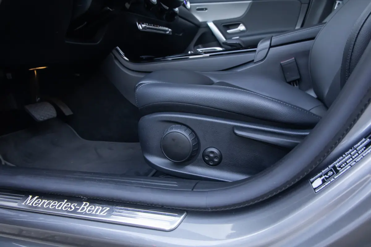 250 e Business Solution Luxury Limited | Panoramadak | Camera | Cruise adaptief | Matrix LED | Voorstoelen verwarmd | NL-auto! | Achteruitrijcamera | Cruise control adaptief met Stop&Go en s