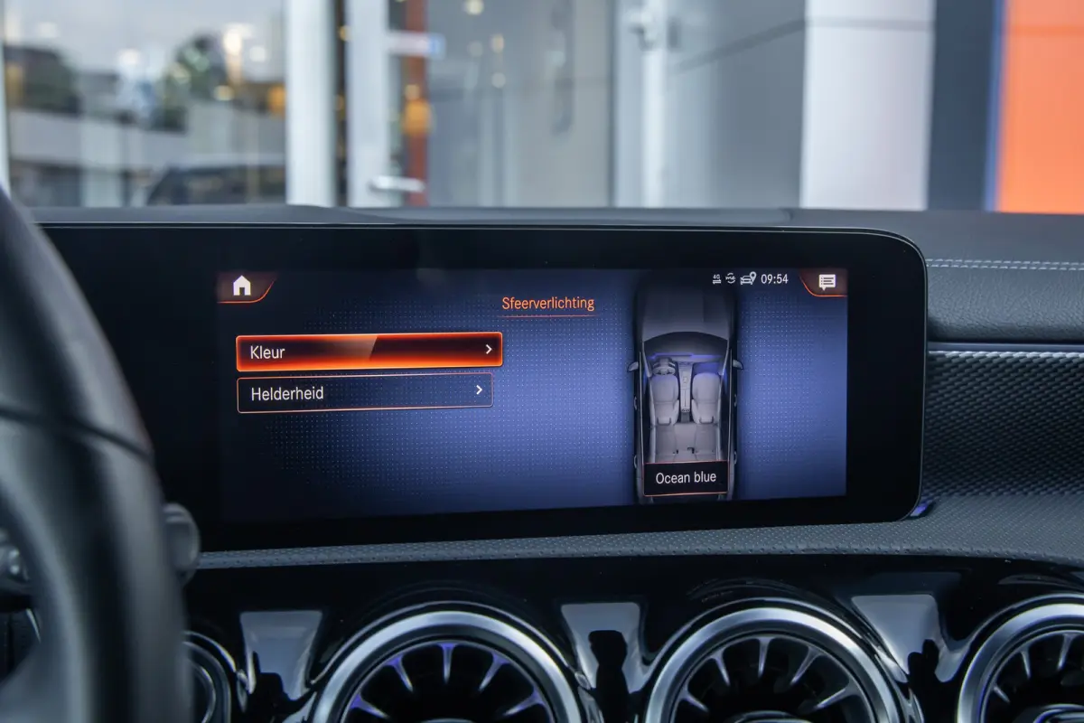 250 e Business Solution Luxury Limited | Panoramadak | Camera | Cruise adaptief | Matrix LED | Voorstoelen verwarmd | NL-auto! | Achteruitrijcamera | Cruise control adaptief met Stop&Go en s
