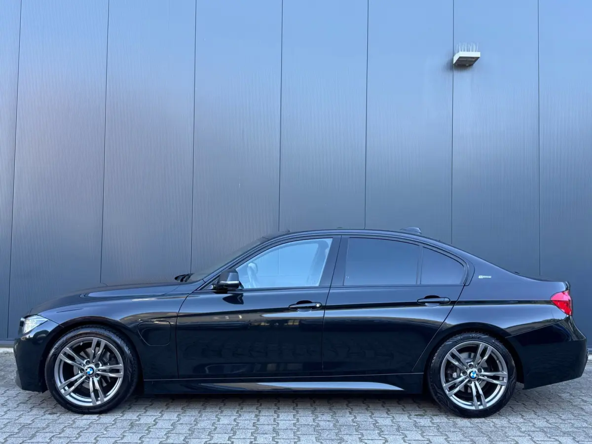 330e M Sport / NAP !! / PANO / KEYLESS / LEDER / STOELVERW. / CLIMATE / XENON / FLIPPERS / ALL-SEASON / PRIVACY GLASS!