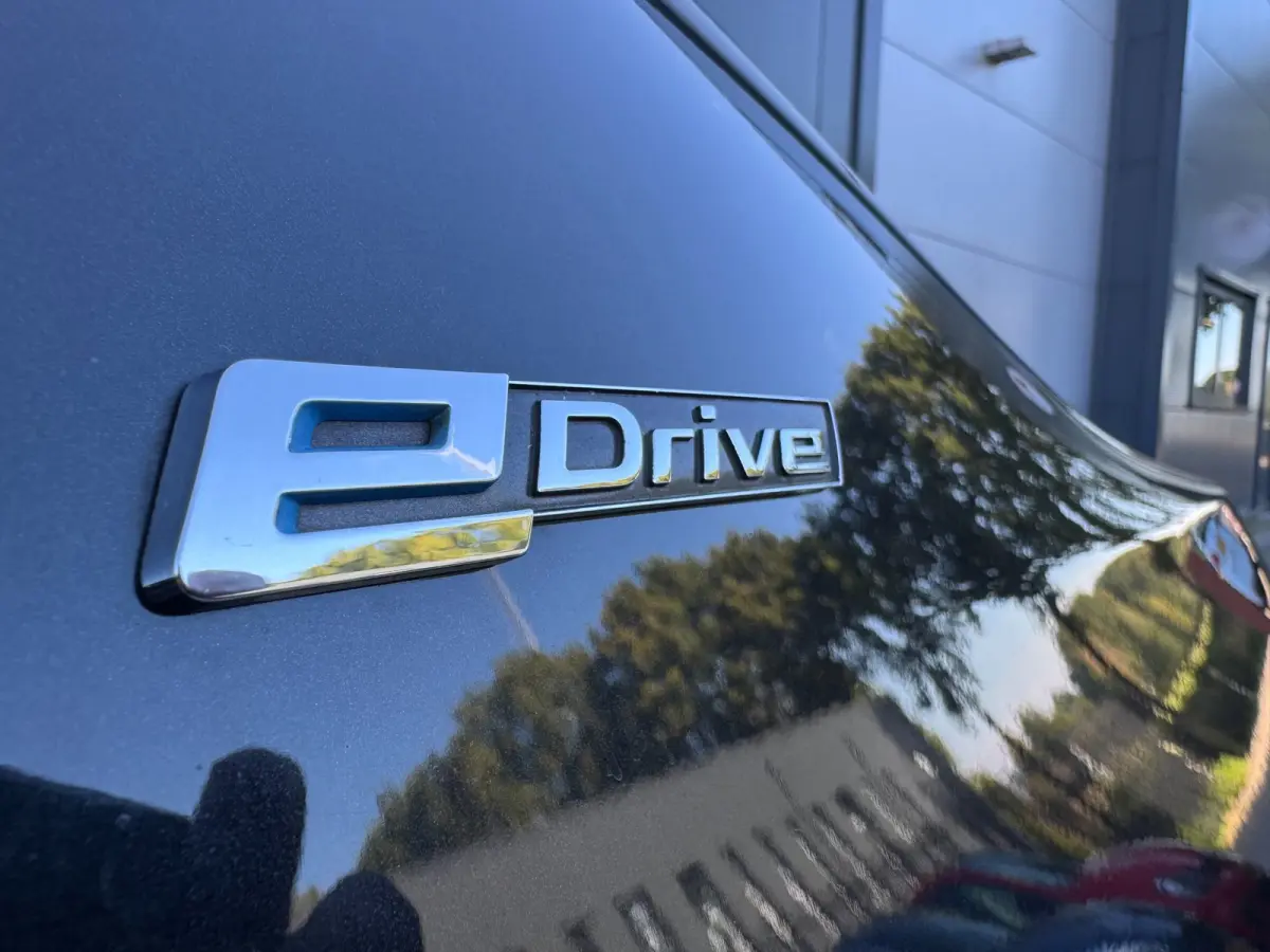 330e M Sport / NAP !! / PANO / KEYLESS / LEDER / STOELVERW. / CLIMATE / XENON / FLIPPERS / ALL-SEASON / PRIVACY GLASS!
