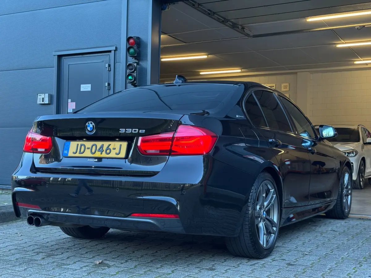 330e M Sport / NAP !! / PANO / KEYLESS / LEDER / STOELVERW. / CLIMATE / XENON / FLIPPERS / ALL-SEASON / PRIVACY GLASS!
