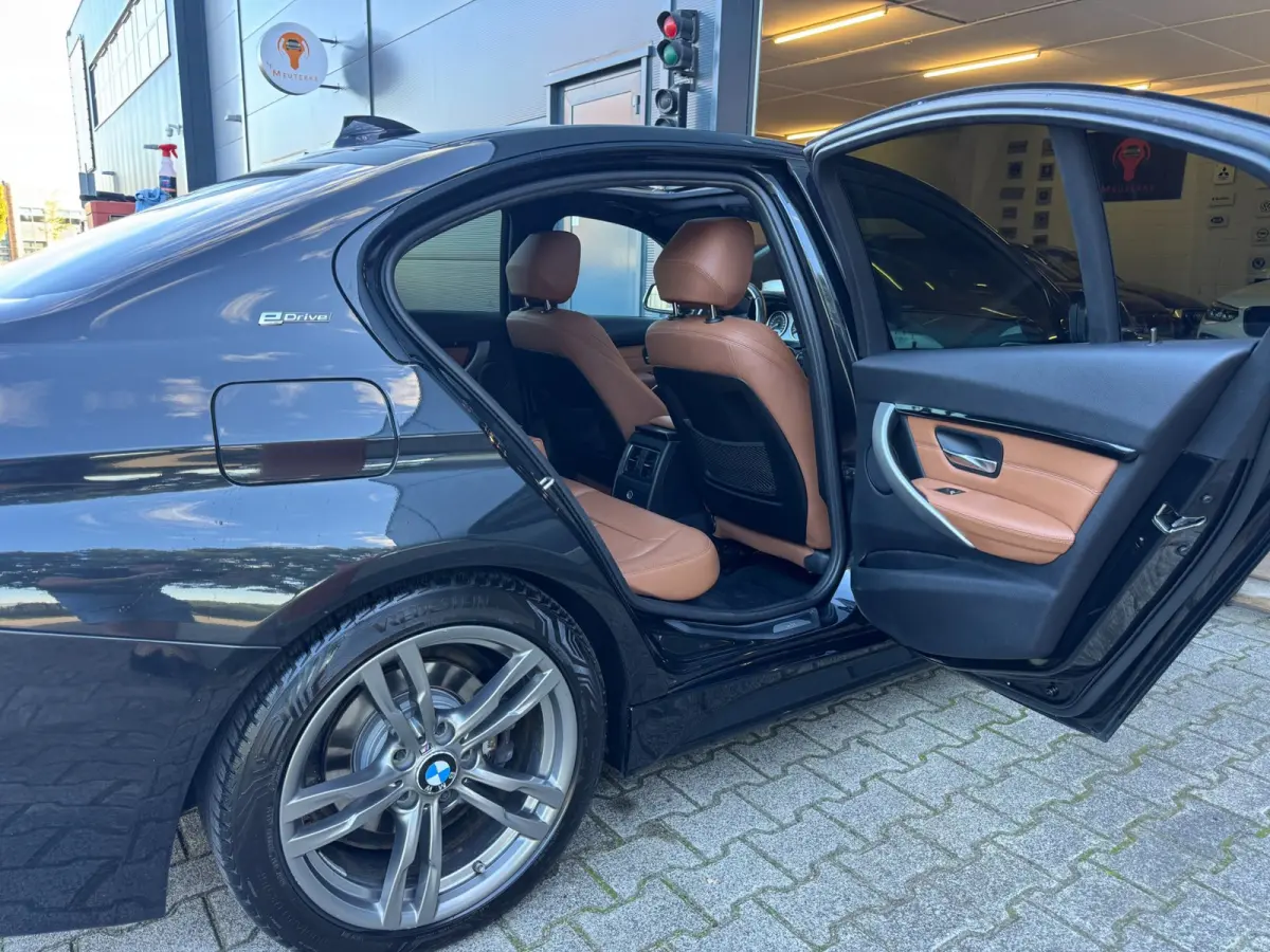 330e M Sport / NAP !! / PANO / KEYLESS / LEDER / STOELVERW. / CLIMATE / XENON / FLIPPERS / ALL-SEASON / PRIVACY GLASS!