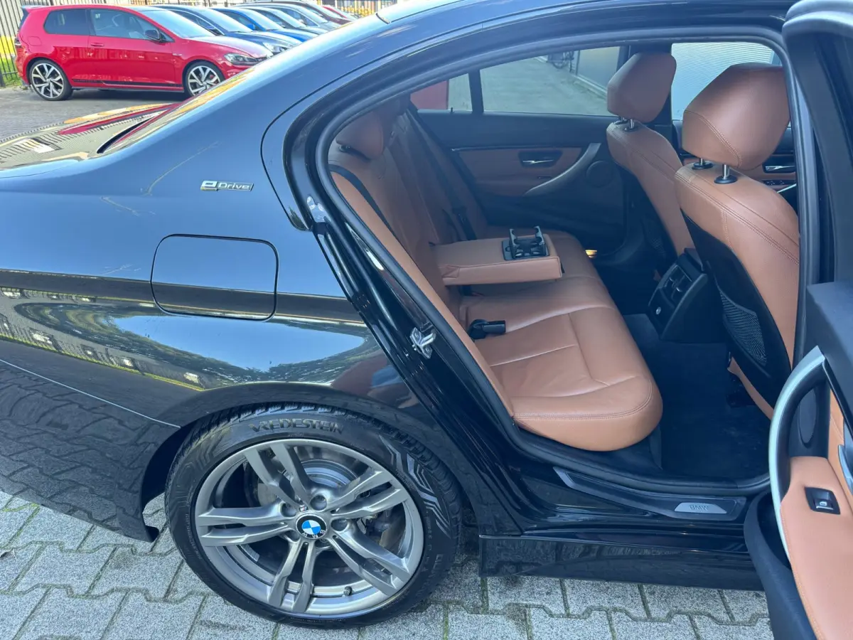 330e M Sport / NAP !! / PANO / KEYLESS / LEDER / STOELVERW. / CLIMATE / XENON / FLIPPERS / ALL-SEASON / PRIVACY GLASS!
