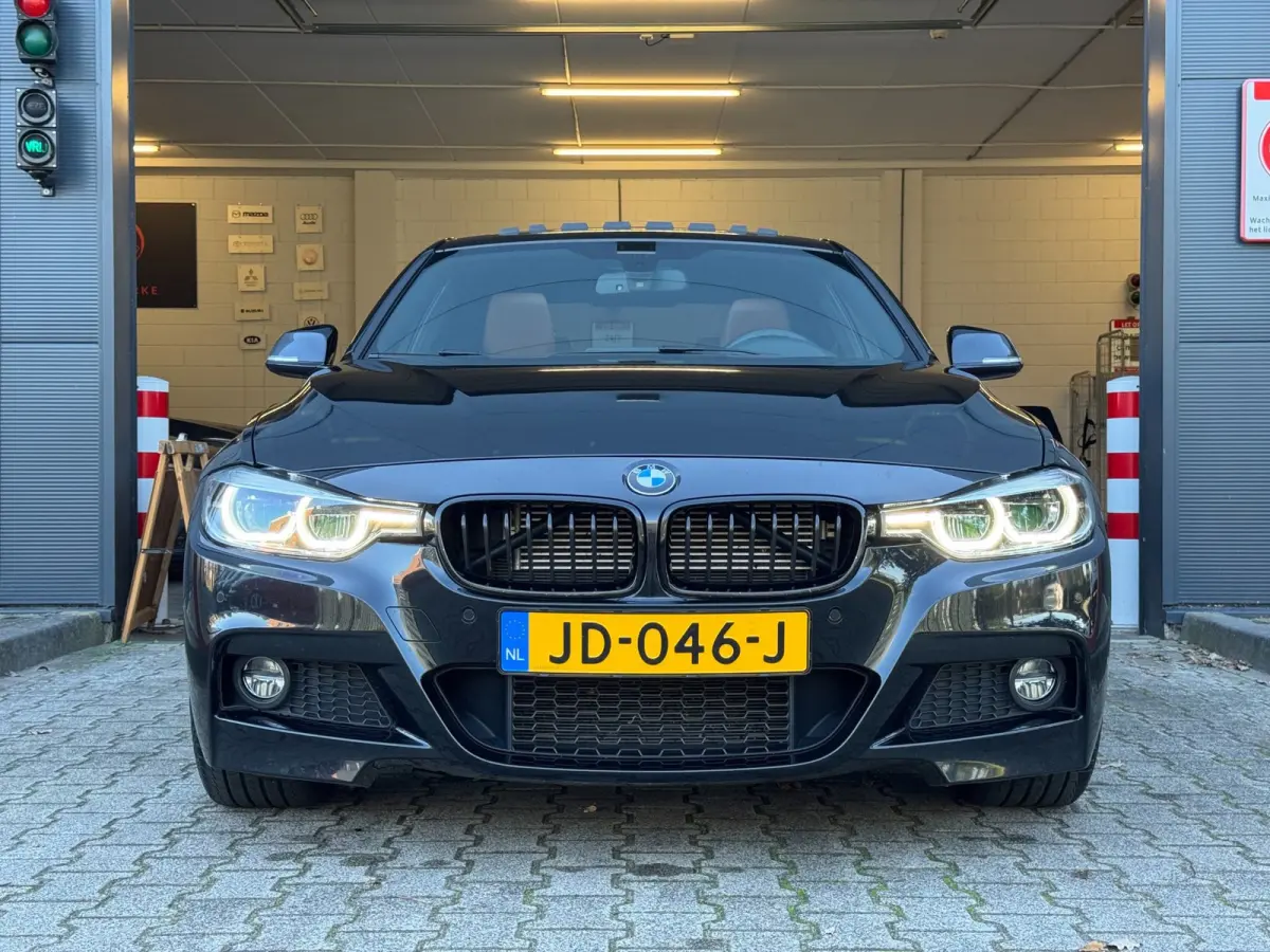 330e M Sport / NAP !! / PANO / KEYLESS / LEDER / STOELVERW. / CLIMATE / XENON / FLIPPERS / ALL-SEASON / PRIVACY GLASS!