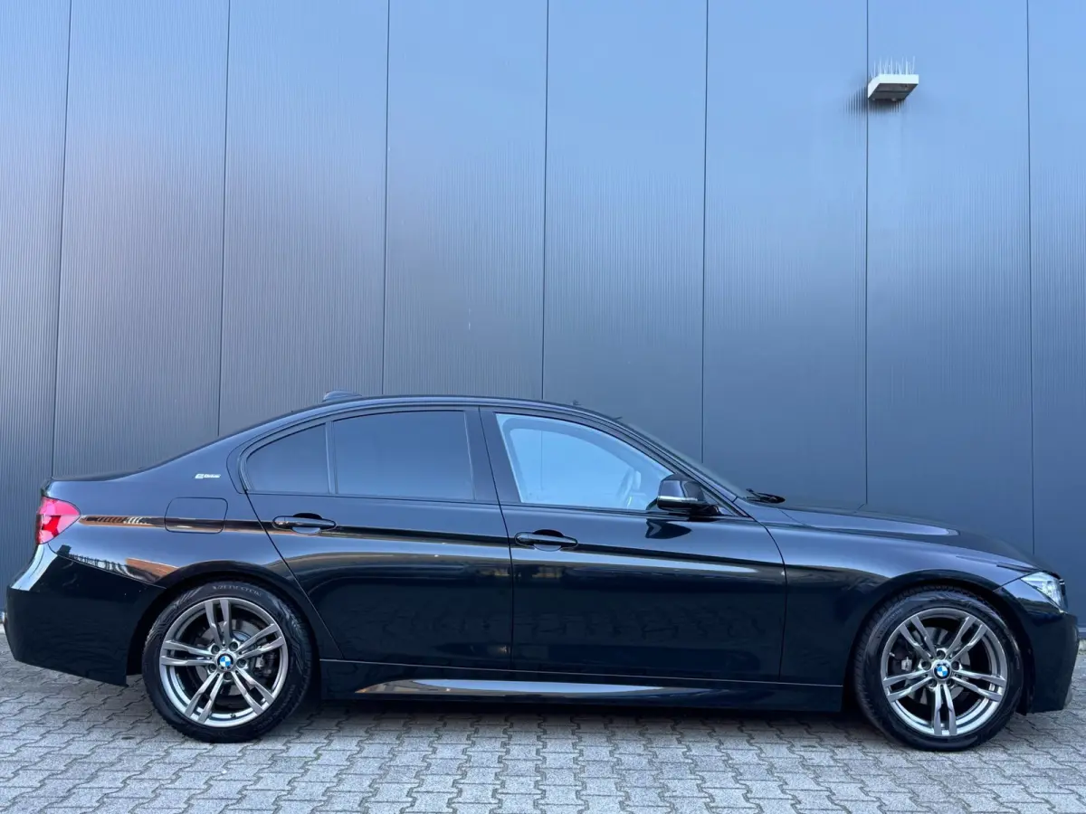 330e M Sport / NAP !! / PANO / KEYLESS / LEDER / STOELVERW. / CLIMATE / XENON / FLIPPERS / ALL-SEASON / PRIVACY GLASS!