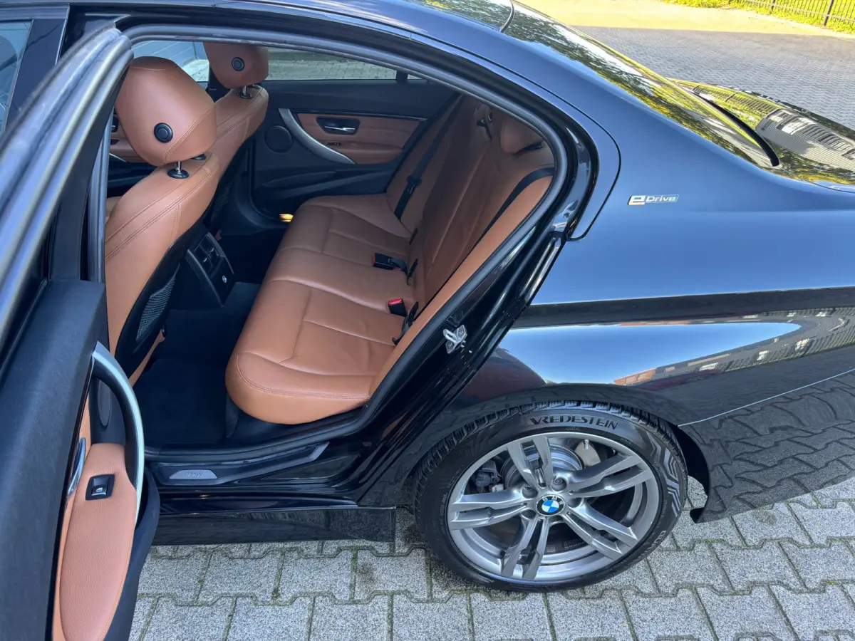 330e M Sport / NAP !! / PANO / KEYLESS / LEDER / STOELVERW. / CLIMATE / XENON / FLIPPERS / ALL-SEASON / PRIVACY GLASS!