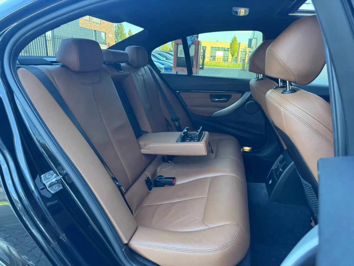 330e M Sport / NAP !! / PANO / KEYLESS / LEDER / STOELVERW. / CLIMATE / XENON / FLIPPERS / ALL-SEASON / PRIVACY GLASS!