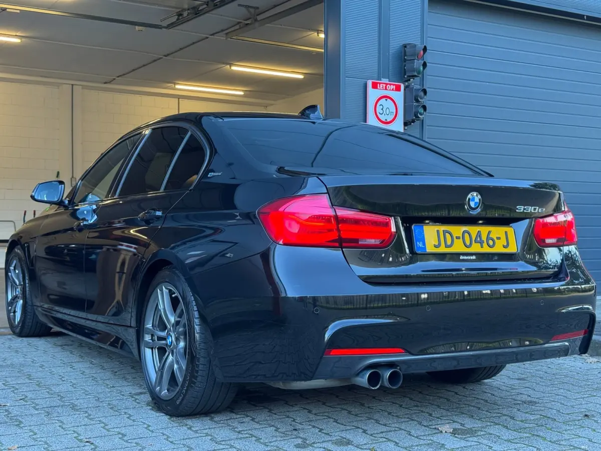 330e M Sport / NAP !! / PANO / KEYLESS / LEDER / STOELVERW. / CLIMATE / XENON / FLIPPERS / ALL-SEASON / PRIVACY GLASS!
