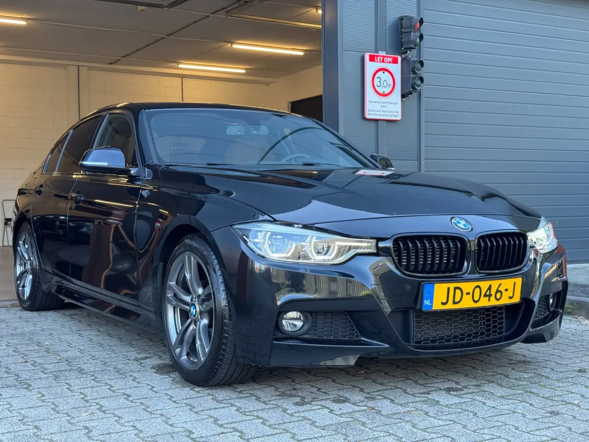 330e M Sport / NAP !! / PANO / KEYLESS / LEDER / STOELVERW. / CLIMATE / XENON / FLIPPERS / ALL-SEASON / PRIVACY GLASS!