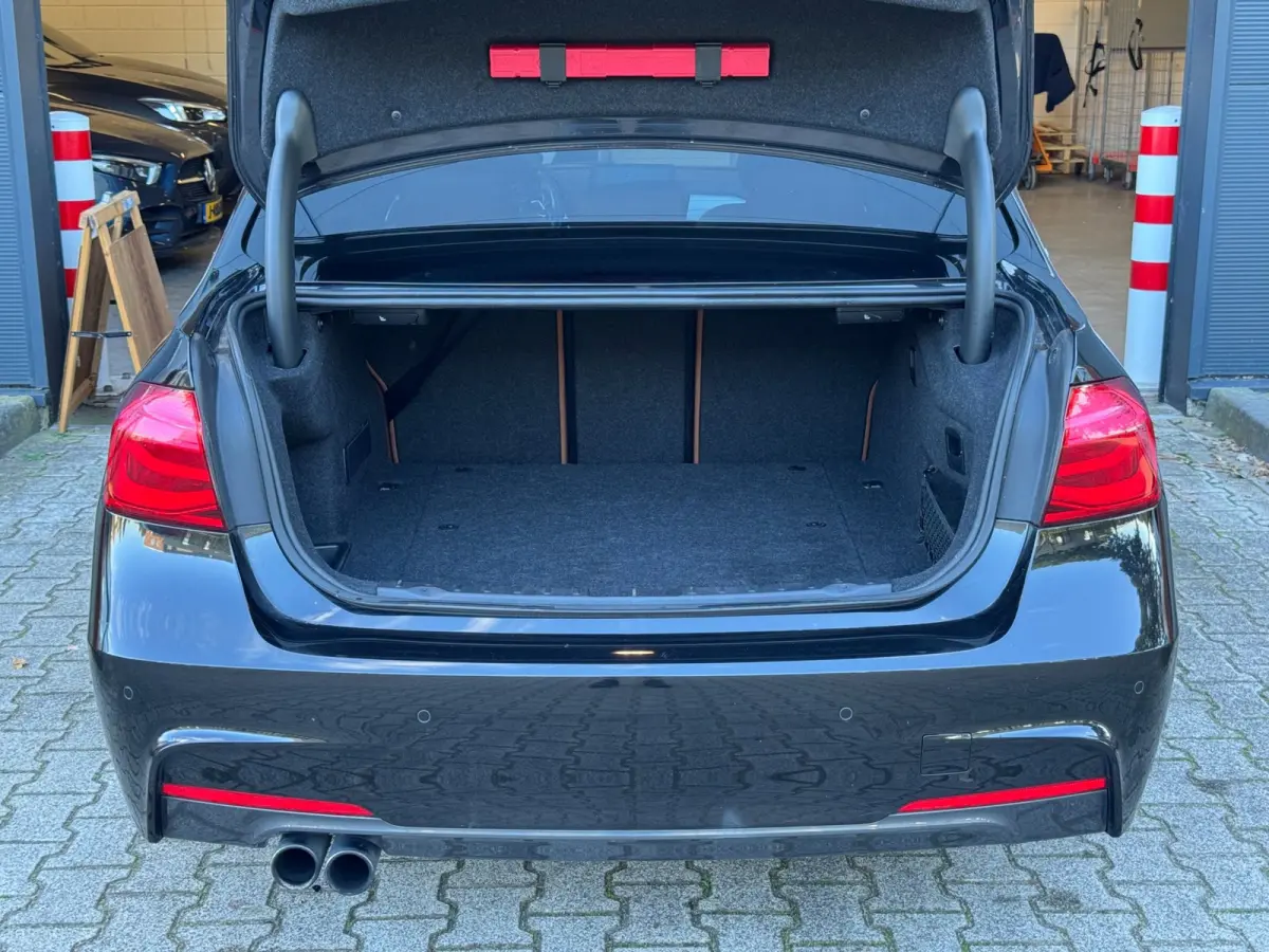 330e M Sport / NAP !! / PANO / KEYLESS / LEDER / STOELVERW. / CLIMATE / XENON / FLIPPERS / ALL-SEASON / PRIVACY GLASS!