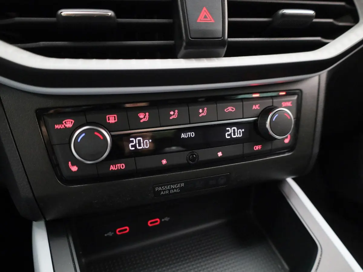 1.0 TSI Style Business Connect | Apple Carplay | Virtual Cockpit | Stoelverwarming | Lane Assist | Cruise Control | PDC |