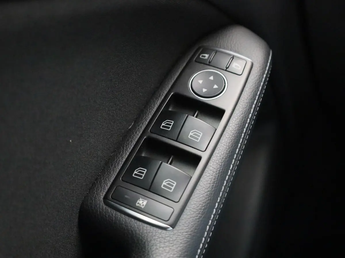 180 Lease Edition Plus | Airconditioning | Navigatie | PDC | LMV |
