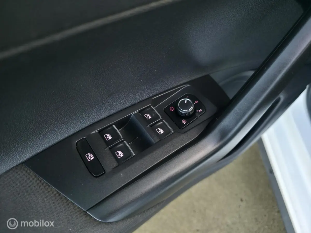 1.0 TSI R-line / Pano / Carplay / Navi