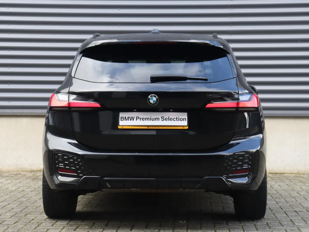 218i | M Sportpakket | Premium Pack | Trekhaak | Camera | Comfort Access | Harman Kardon | Getint Glas | 19'' LMV