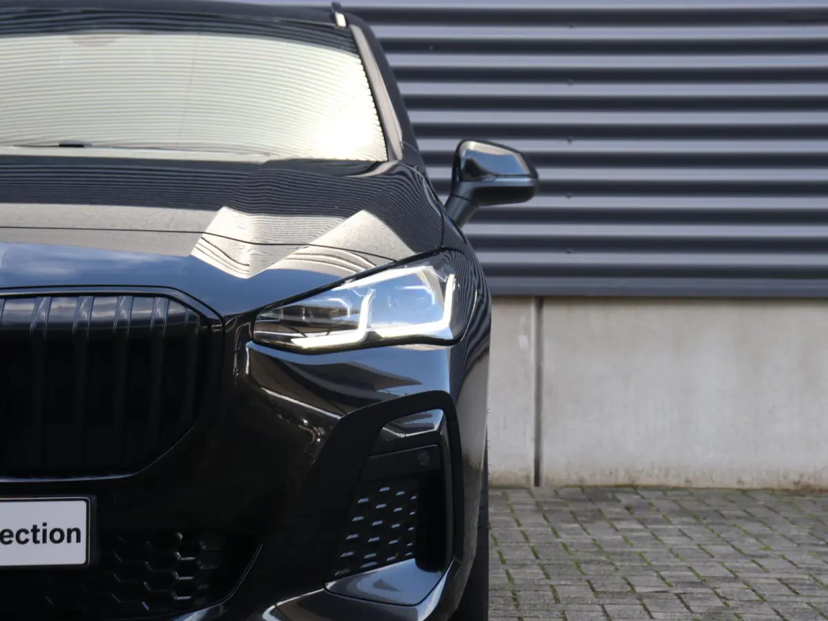 218i | M Sportpakket | Premium Pack | Trekhaak | Camera | Comfort Access | Harman Kardon | Getint Glas | 19'' LMV