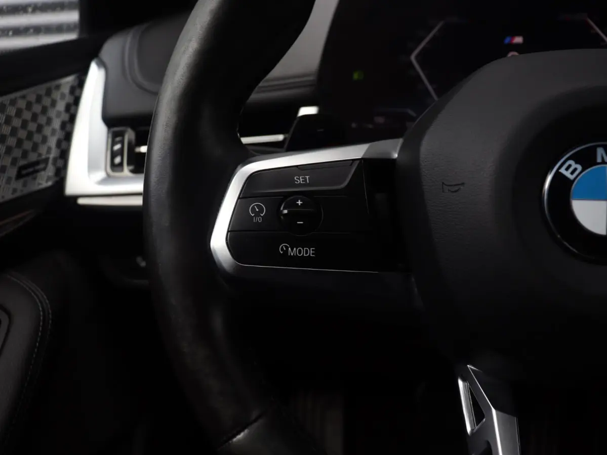 218i | M Sportpakket | Premium Pack | Trekhaak | Camera | Comfort Access | Harman Kardon | Getint Glas | 19'' LMV
