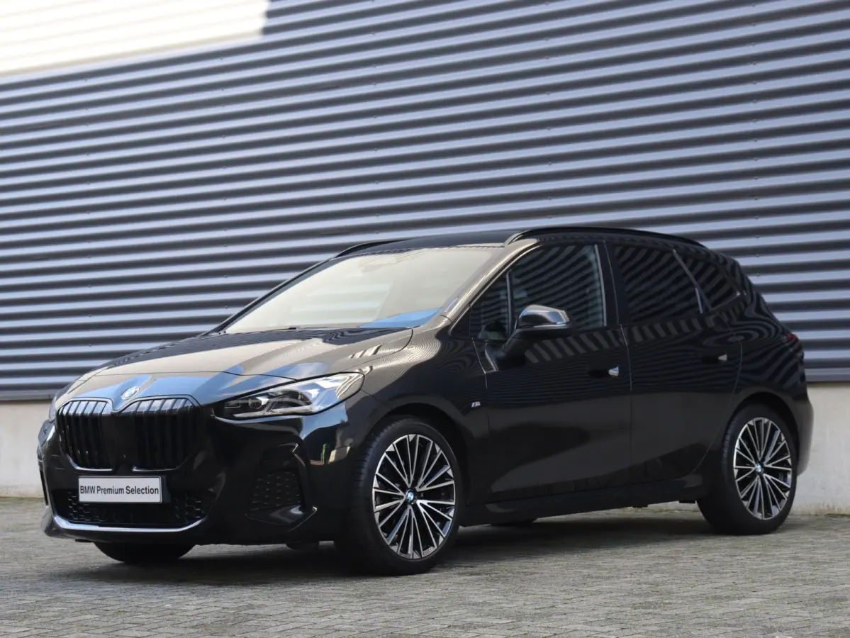 218i | M Sportpakket | Premium Pack | Trekhaak | Camera | Comfort Access | Harman Kardon | Getint Glas | 19'' LMV