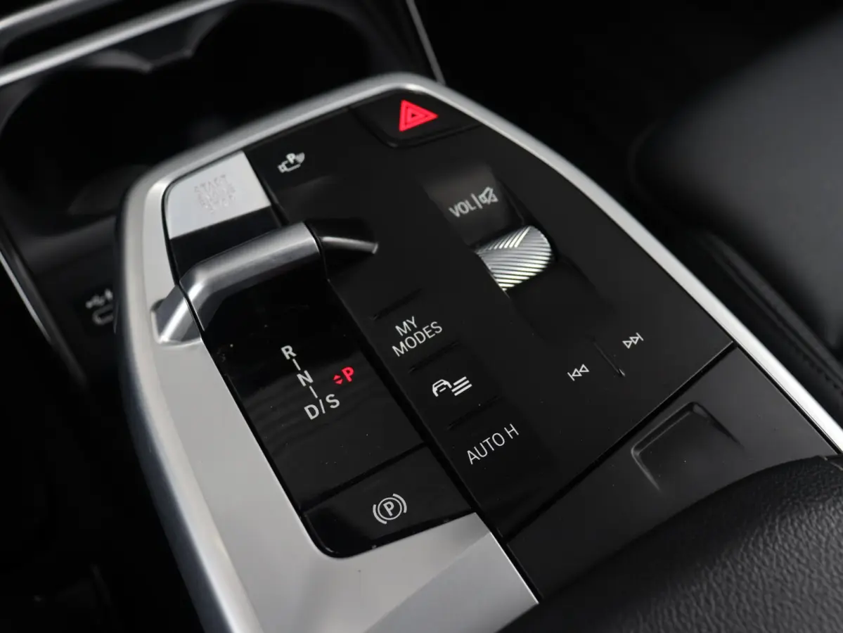 218i | M Sportpakket | Premium Pack | Trekhaak | Camera | Comfort Access | Harman Kardon | Getint Glas | 19'' LMV