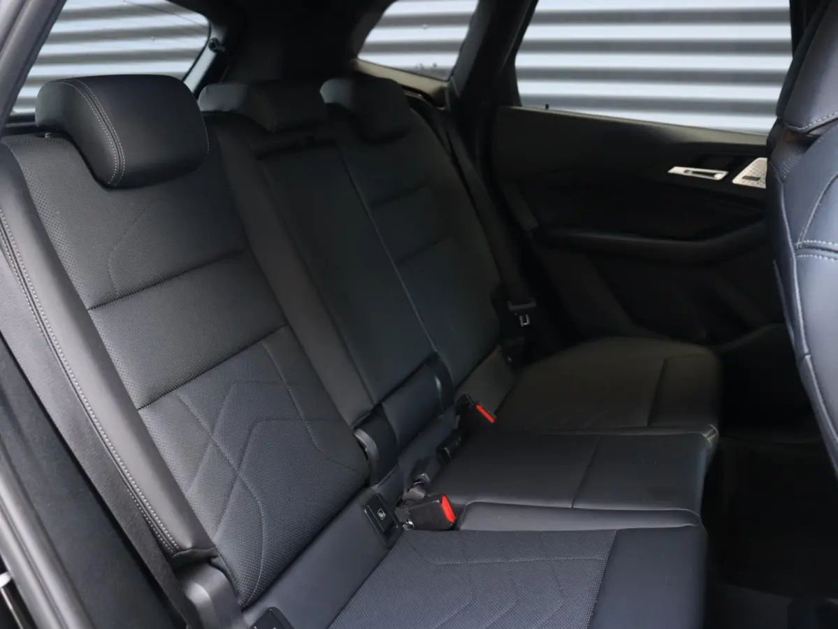218i | M Sportpakket | Premium Pack | Trekhaak | Camera | Comfort Access | Harman Kardon | Getint Glas | 19'' LMV