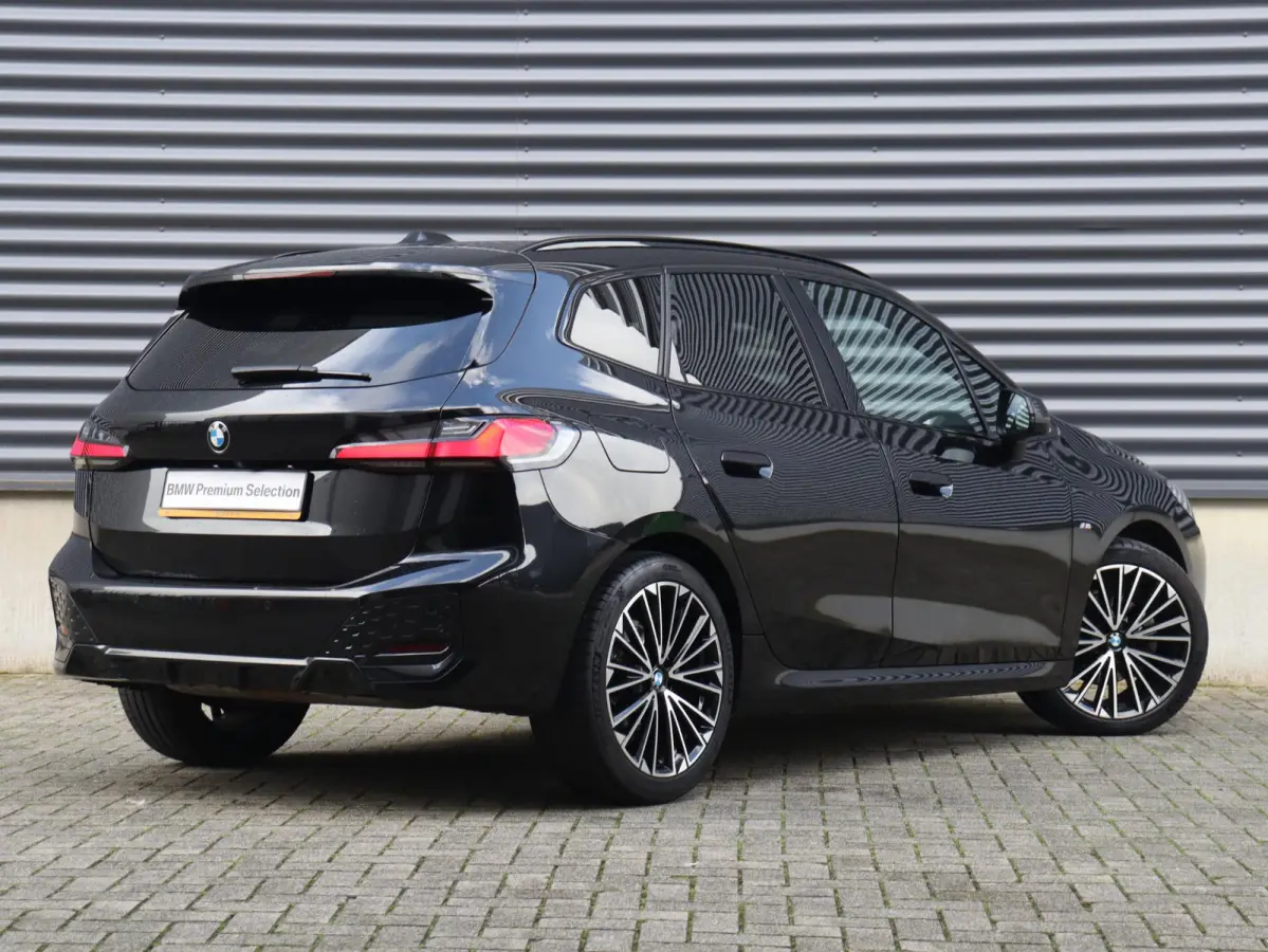 218i | M Sportpakket | Premium Pack | Trekhaak | Camera | Comfort Access | Harman Kardon | Getint Glas | 19'' LMV