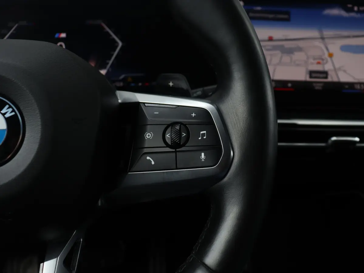 218i | M Sportpakket | Premium Pack | Trekhaak | Camera | Comfort Access | Harman Kardon | Getint Glas | 19'' LMV