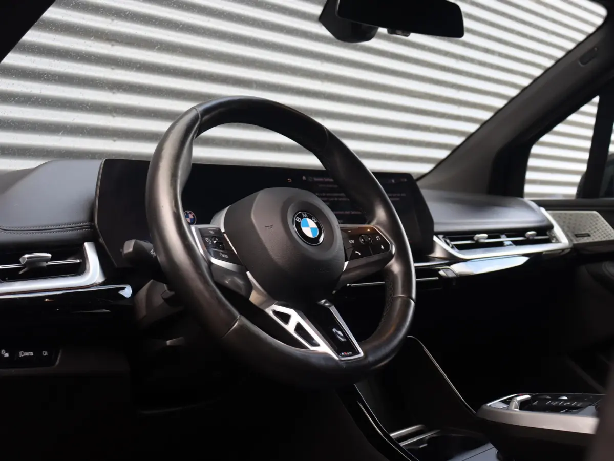 218i | M Sportpakket | Premium Pack | Trekhaak | Camera | Comfort Access | Harman Kardon | Getint Glas | 19'' LMV