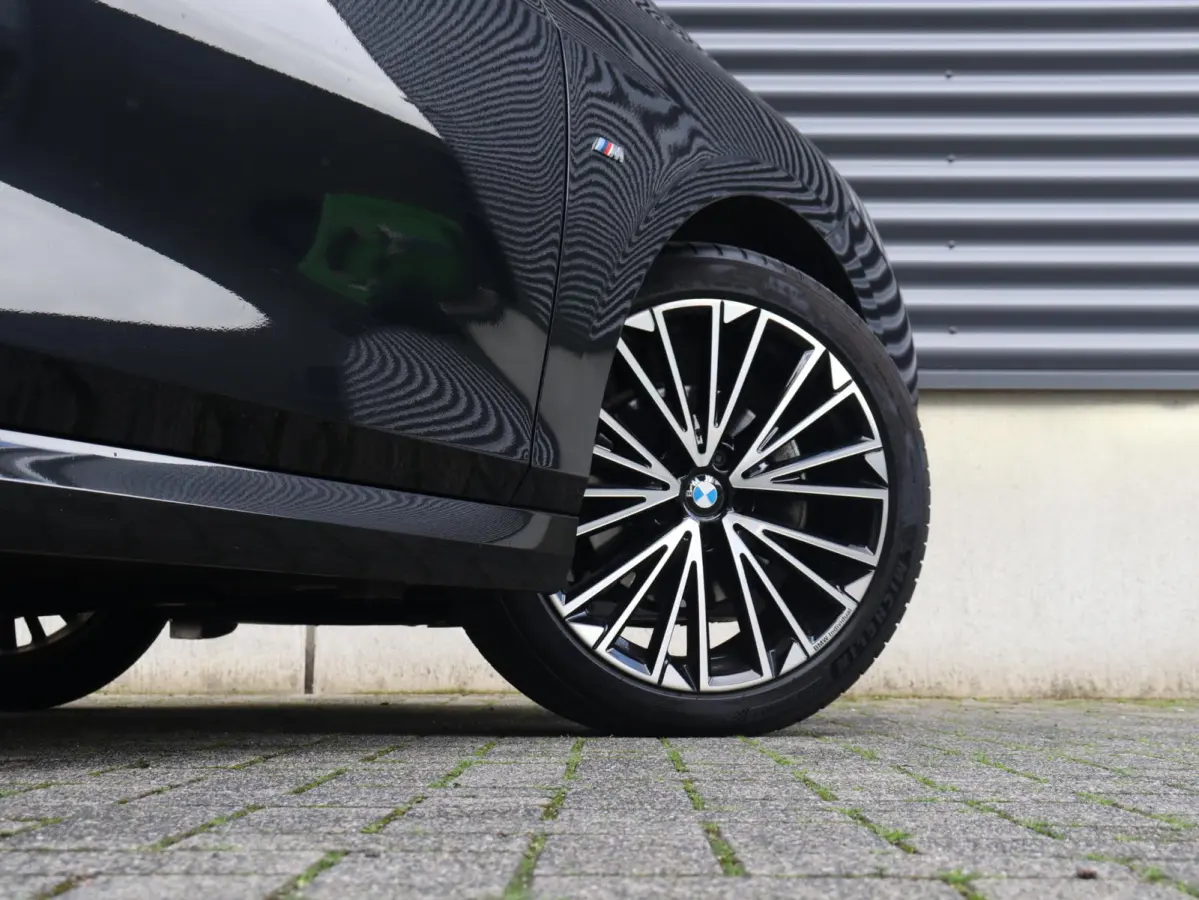 218i | M Sportpakket | Premium Pack | Trekhaak | Camera | Comfort Access | Harman Kardon | Getint Glas | 19'' LMV