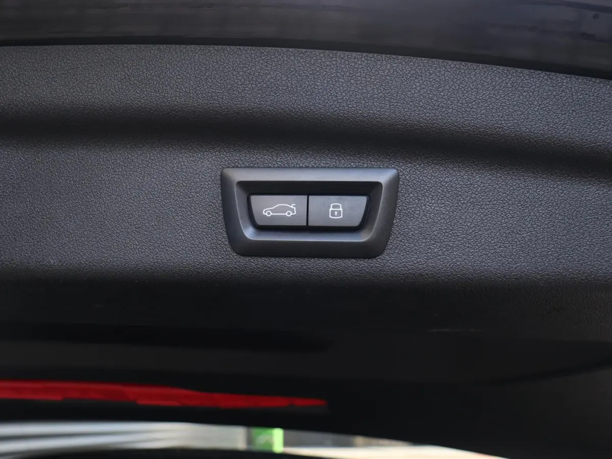218i | M Sportpakket | Premium Pack | Trekhaak | Camera | Comfort Access | Harman Kardon | Getint Glas | 19'' LMV