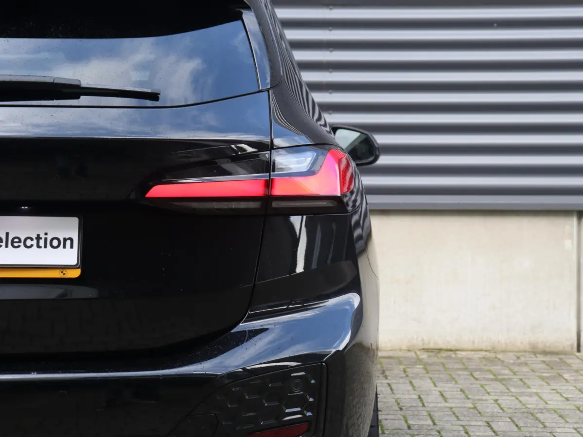 218i | M Sportpakket | Premium Pack | Trekhaak | Camera | Comfort Access | Harman Kardon | Getint Glas | 19'' LMV