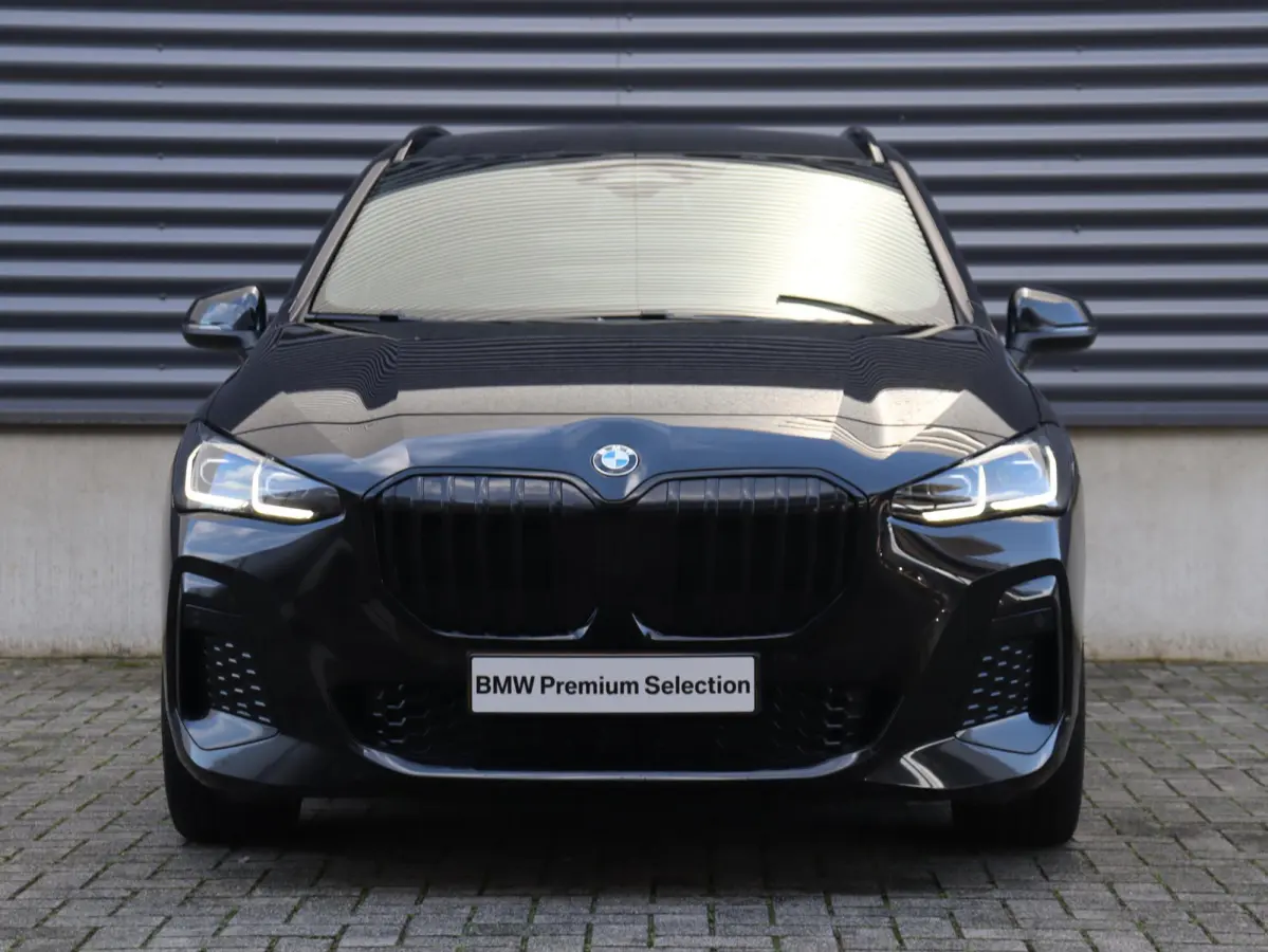 218i | M Sportpakket | Premium Pack | Trekhaak | Camera | Comfort Access | Harman Kardon | Getint Glas | 19'' LMV